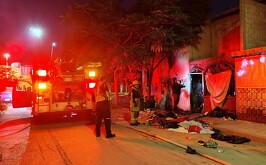 Bomberos atendiendo el incendio de una vivienda abandonada en Villa Jacarandas de Torreón.