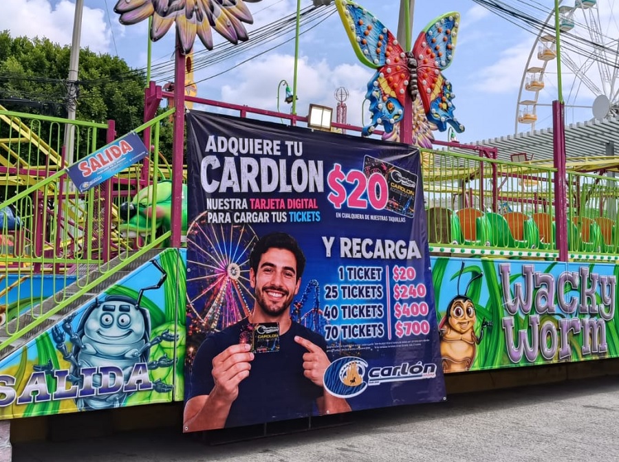Lona en un juego mecánico en la Feria de Puebla.