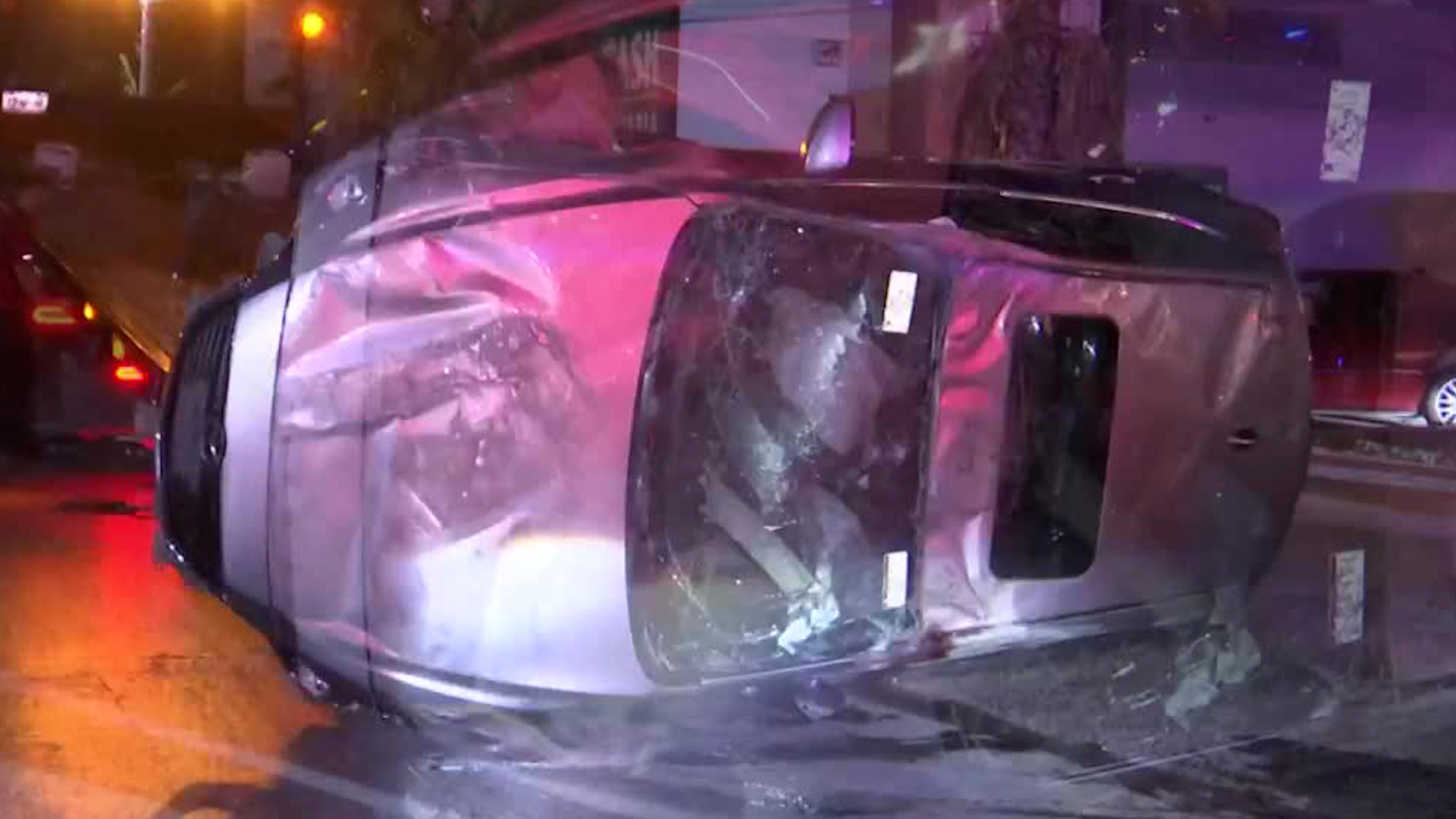 Dos jóvenes motociclistas se vieron involucrados en un accidente de tránsito justo cuando regresaban del funeral de un amigo.