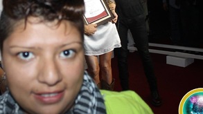 Mujer de cabello corto sonriendo para una fotografía.