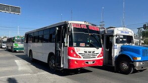 Fotografía de varias rutas del transporte público sobre el bulevar Revolución de Torreón. Valle Oriente Rojo y Congregación Hidalgo al frente. Atrás Ruta Dalias