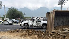 Camión con piedra y tierra vuelca en Carretera de Nuevo León