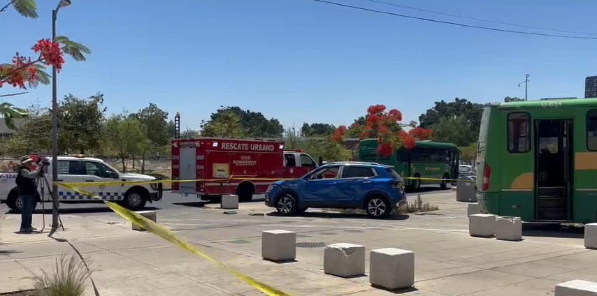 Camioneta azul aboyada con un camión de la ruta 631 detrás y un camión de bomberos en la Glorieta La Normal de Guadalajara