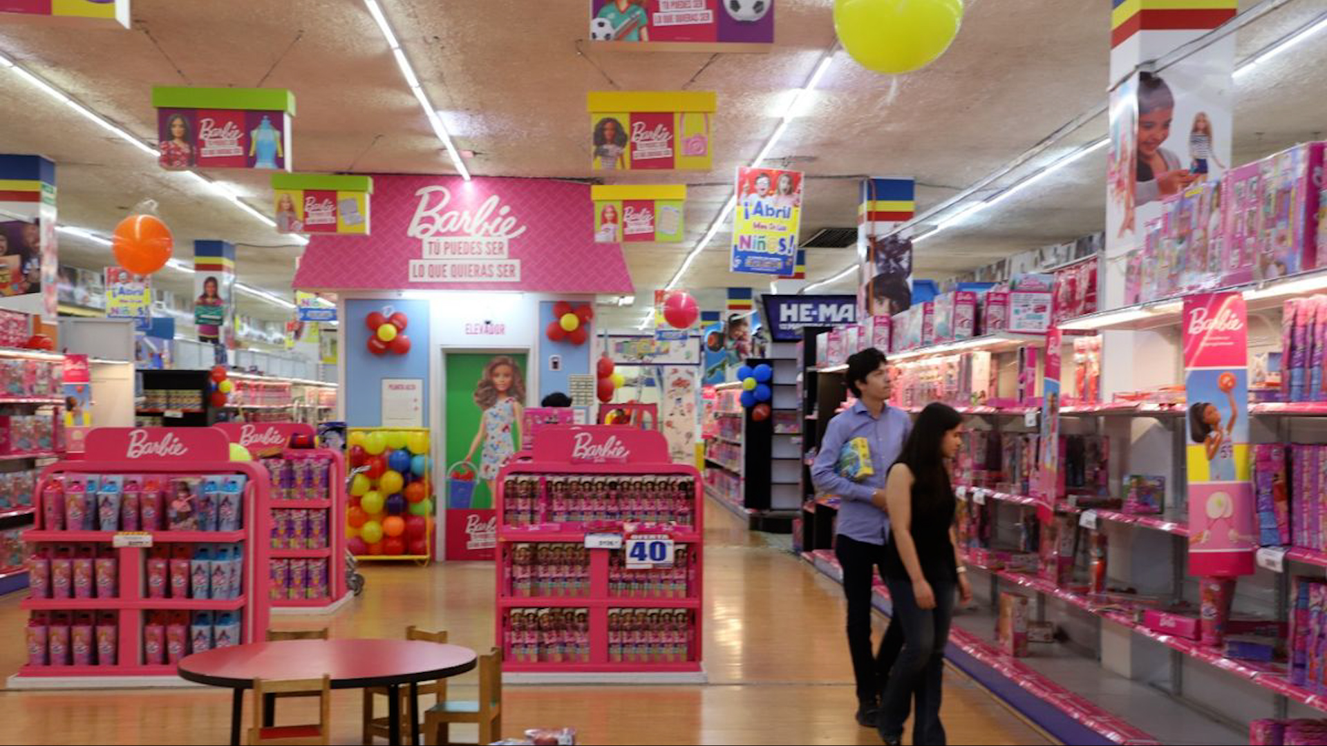 Conoce los detalles de la emotiva despedida de Julio Cepeda Gonzalitos. Familias de Monterrey acuden al cierre definitivo de la juguetería más icónica.