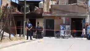 Unas gemelas murieron por el incendio que se registró en su casa, su mamá refirió que el hecho ocurrió cuando salió de su casa a buscar trabajo.