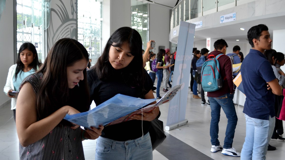 Estudiantes reunidos durante una actividad en la BUAP