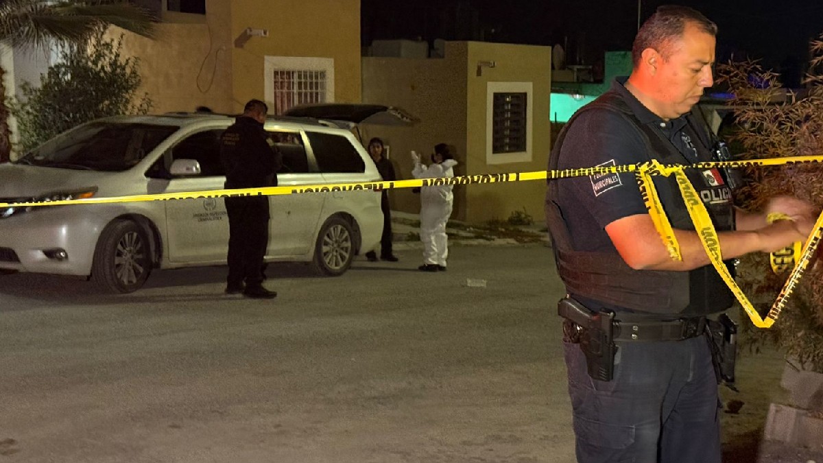 Se observa a un hombre con uniforme de policía y una cinta amarilla de precaución.