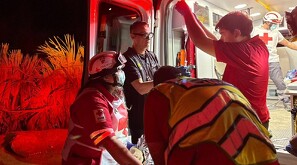 Con el apoyo de la comunidad y la pericia de los rescatistas, se logró extraer al hombre de la excavación de casi 4 metros de profundidad.