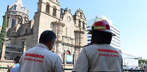Bomberos de Guadalajara resguardan el Santuario de Guadalupe en el Centro Histórico.