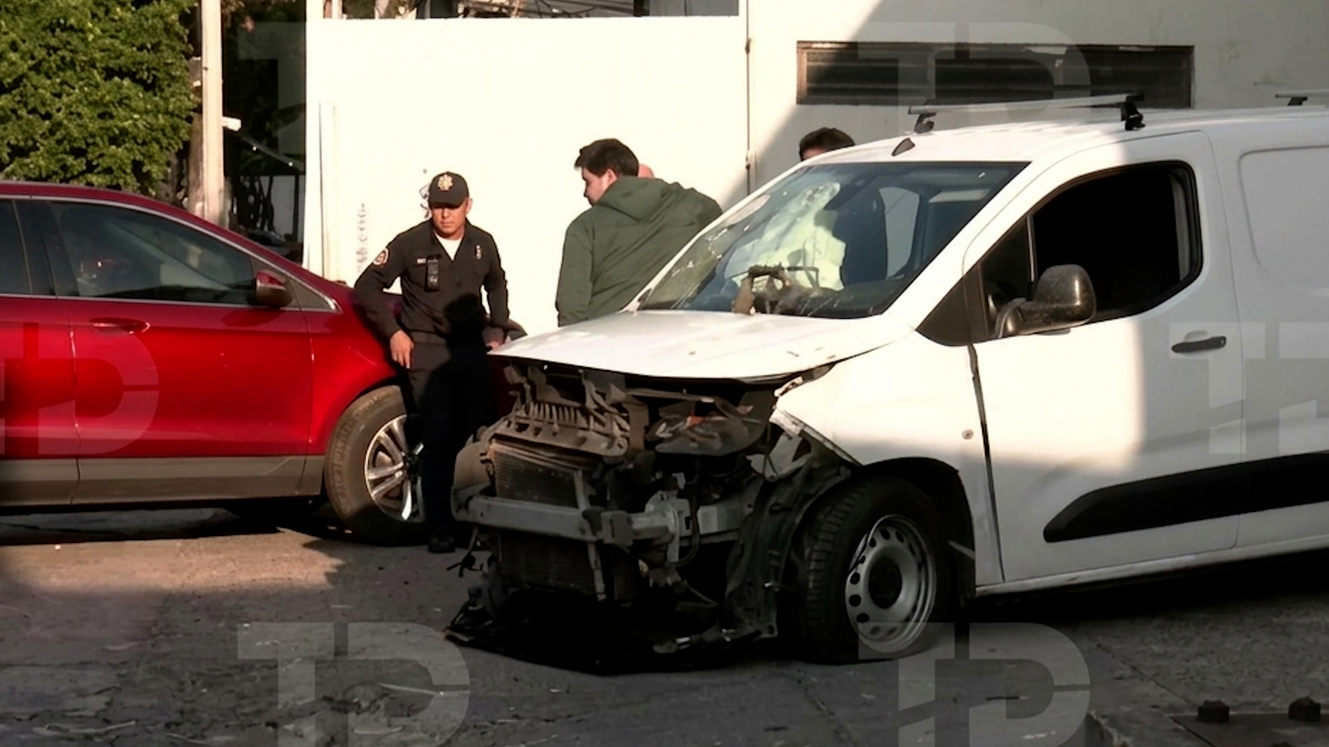 Una camioneta color blanco se impactó contra una cuchilla tras intentar incorporarse a la vialidad.