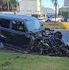 Camioneta 4X4 Bronco Raptor completamente destrozada de la parte frontal tras chocar en avenidas de Zapopan con jardineras a los lados