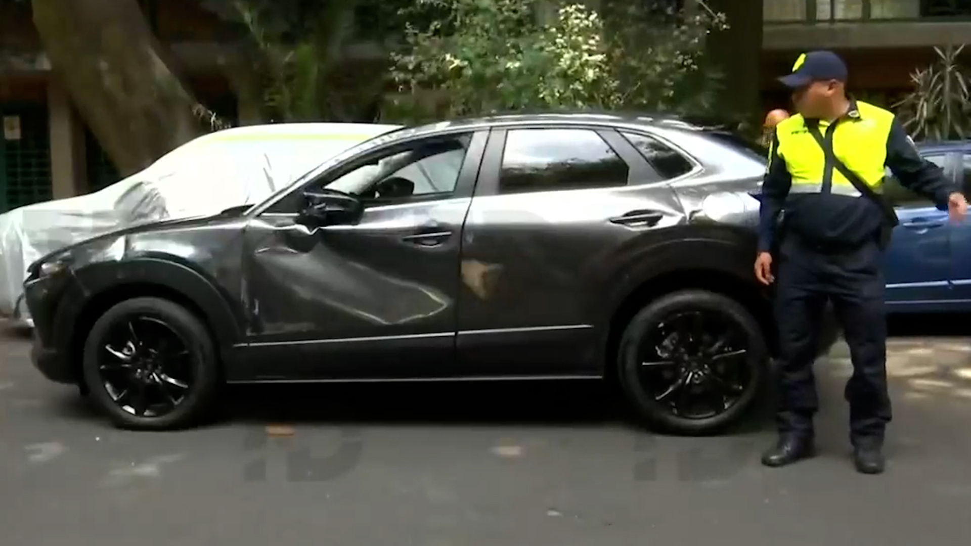 Una camioneta volcó en el cruce de Progreso y Sindicalismo, colonia Escandón, tras chocar con un auto estacionado. No se reportan lesionados graves.