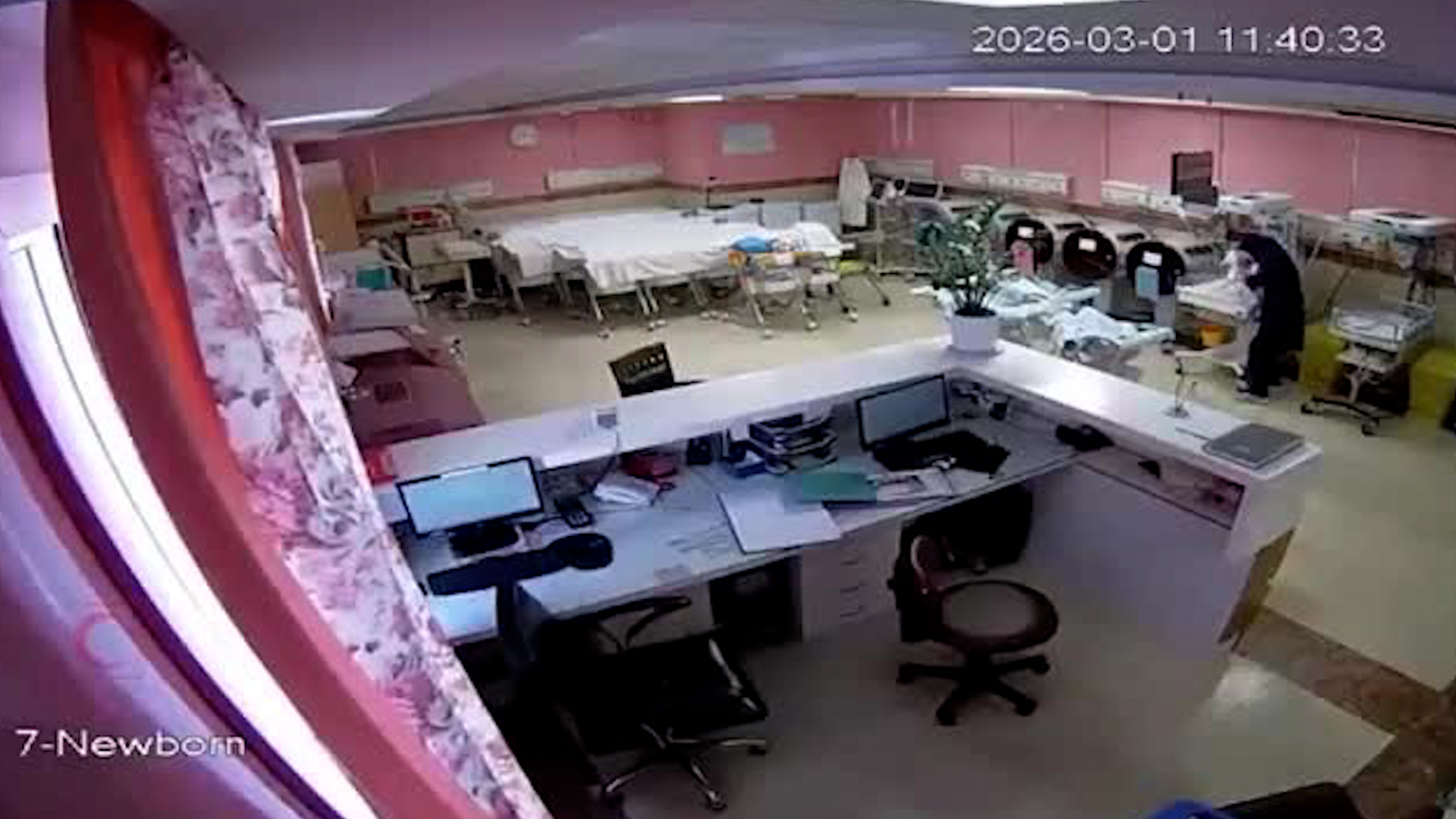 La enfermera se armó de valentía para salvar la vida de los pequeños.