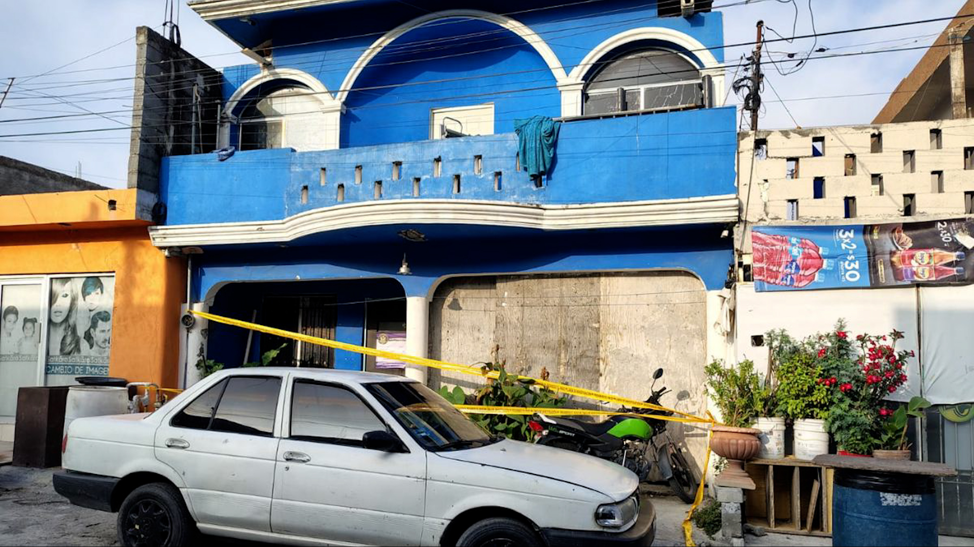 La Fiscalía de Nuevo León realizó un cateo en la colonia Nueva Estanzuela, Monterrey. Detuvieron a 7 personas, entre ellas un menor, y aseguraron marihuana.