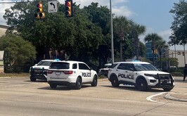 Patrullas afuera de mall en Louisiana.