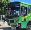 Camión de la ruta 631 en Guadalajara estrellado de la parte de la fascia apoyado en un bloque de concreto con cintas policiacas a los costados
