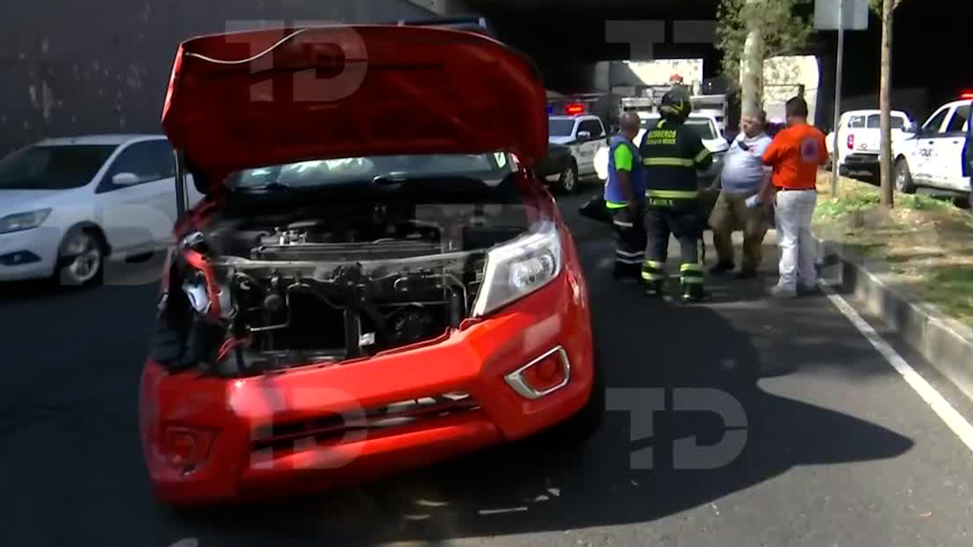 La circulación sobre la avenida Alta Tensión se vio afectada tras el siniestro. Una camioneta de Protección Civil involucrada.