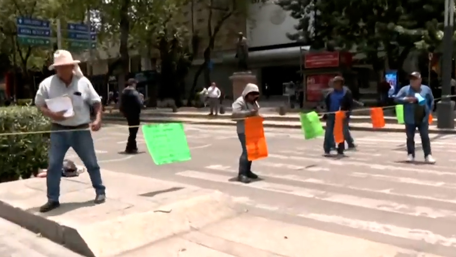 Manifestantes de Veracruz cierran Paseo de la Reforma. Exigen apoyo de la Secretaría de Bienestar por inundaciones. Evita la zona de la Cuauhtémoc.