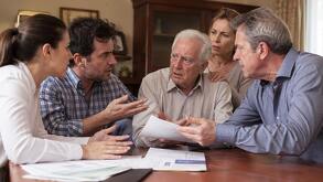 Familia dialogando sobre el testamento en la casa del fallecido