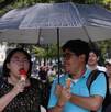 Personas cubriéndose el sol por calor en CdMx