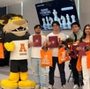 Estudiantes de la universidad Anáhuac con su mascota y regalos después de una exposición académica