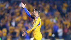 Gignac celebrando el gol con Tigres en el Clásico Regio.