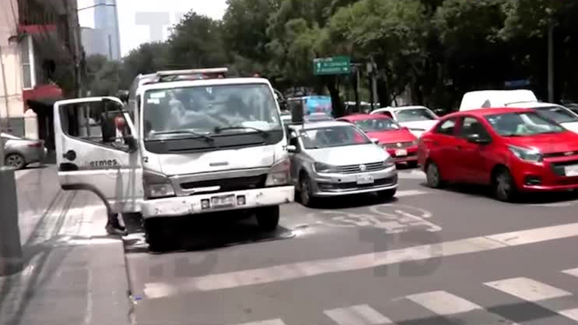 Una grúa se encontraba en funcionamiento cuando comenzó a incendiarse. Los conductores involucrados se encuentran en espera de servicios de emergencia.