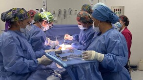 Médicos y enfermeras realizando cirugía de trasplante de riñones dentro de un quirófano en el Hospital Civil de Guadalajara