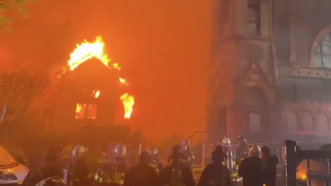 Debido a las intensas columnas de humo denso, residentes de edificios cercanos se vieron obligados a evacuar sus hogares.