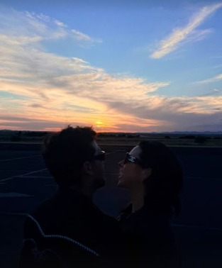 Tras días de especularse la separación de Christian Nodal y Ángela Aguilar fueron difundidas fotografías en donde se les ve juntos y felices.