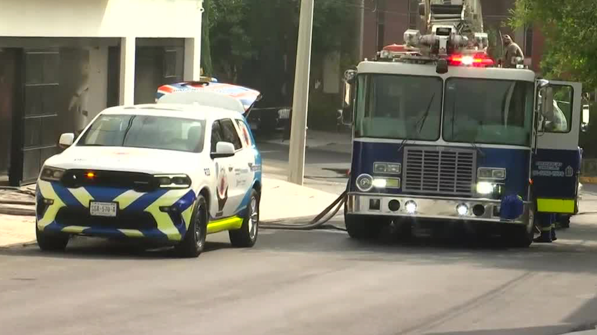 Dentro de la vivienda se encontraban maniquíes caracterizados de distintos personajes, Bomberos trabajan en la zona.