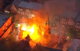 Primera iglesia de Astoria en pleno incendio, en lo que los bomberos de la ciudad intentan apagara el fuego