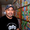 Conoce a Francisco Román, el coleccionista de Puebla, que lleva más de 30 años reuniendo historias del fondo de la basura con más de 2 mil 500 piezas.