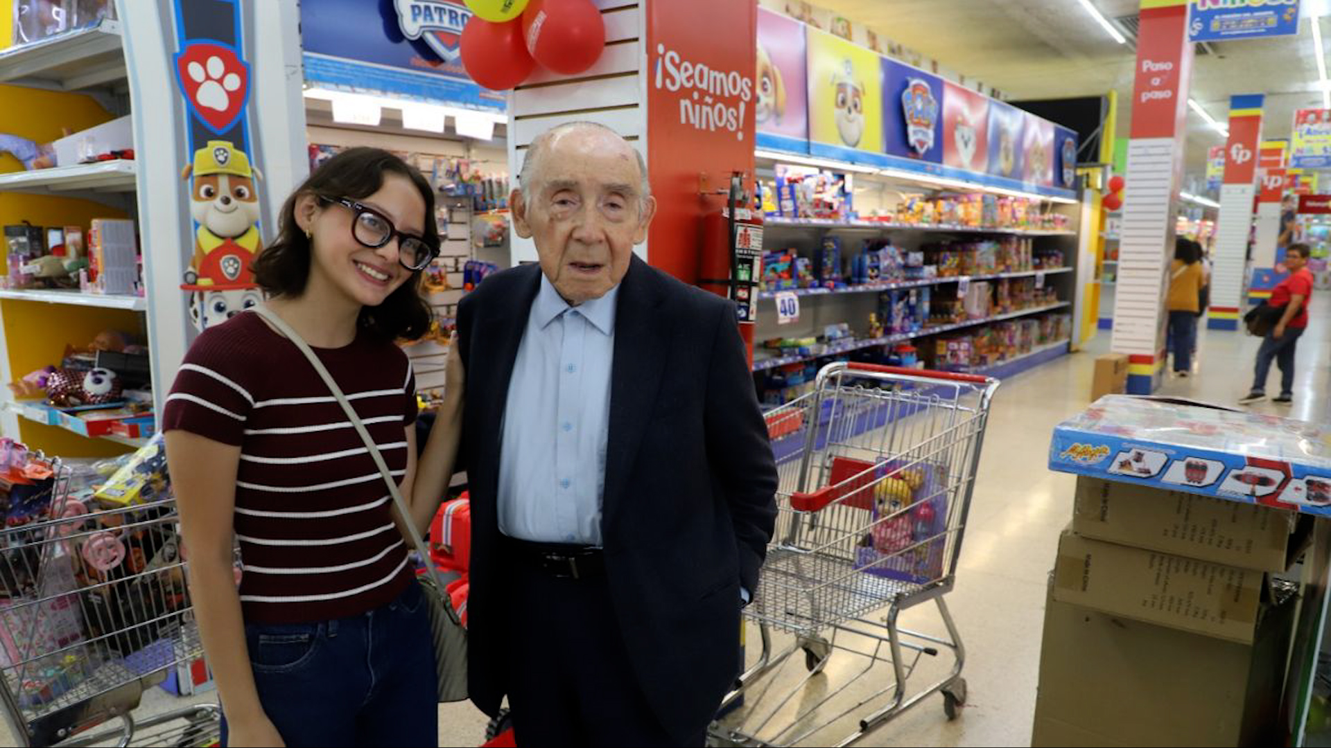 Descubre la vida de Julio Cepeda, el hombre que inició con una bicicleta y fundó la juguetería más icónica de Monterrey y México. Una historia de éxito.