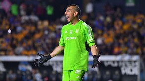 Nahuel Guzmán durante un partido de Liga MX con Club Tigres.