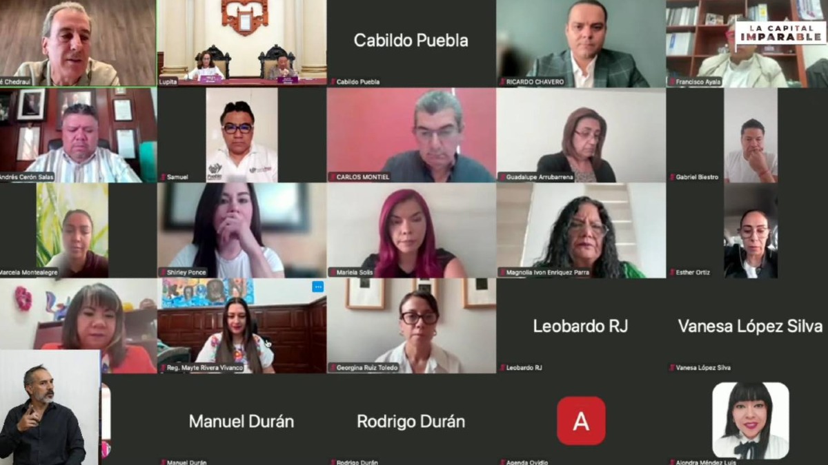 Sesión en línea de los miembros del Cabildo de Puebla