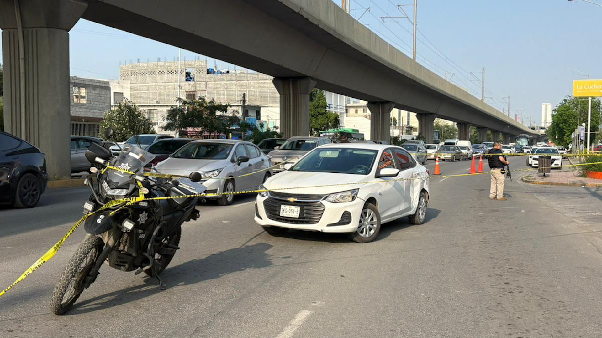 Intensa balacera y persecución en Avenida Colón de Monterrey. La policía logró la detención de sospechosos tras intercambio de disparos.
