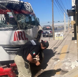 CAMIÓN EN COLOR ROJO Y BLANCO CHOCADO