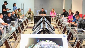 Personas sentadas en diferentes sillas