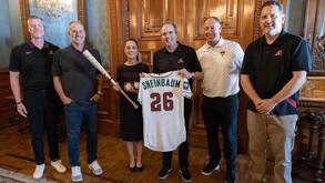 La presidenta de México, Claudia Sheinbaum, en Palacio Nacional con integrantes de la MLB.