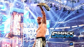 Cody Rhodes levantando el campeonato de WWE tras su victoria en WrestleMania 42.