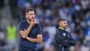 Nico Sánchez dirigiendo a Rayados en Liga MX.