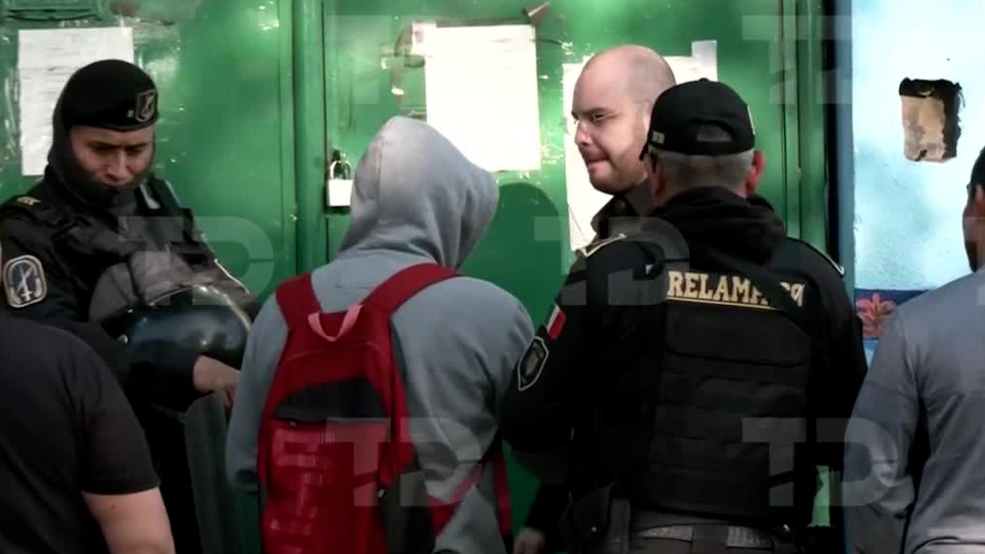 Policías, actuarios y abogados de la Ciudad de México intentaron ingresar a un inmueble de venta de plásticos.