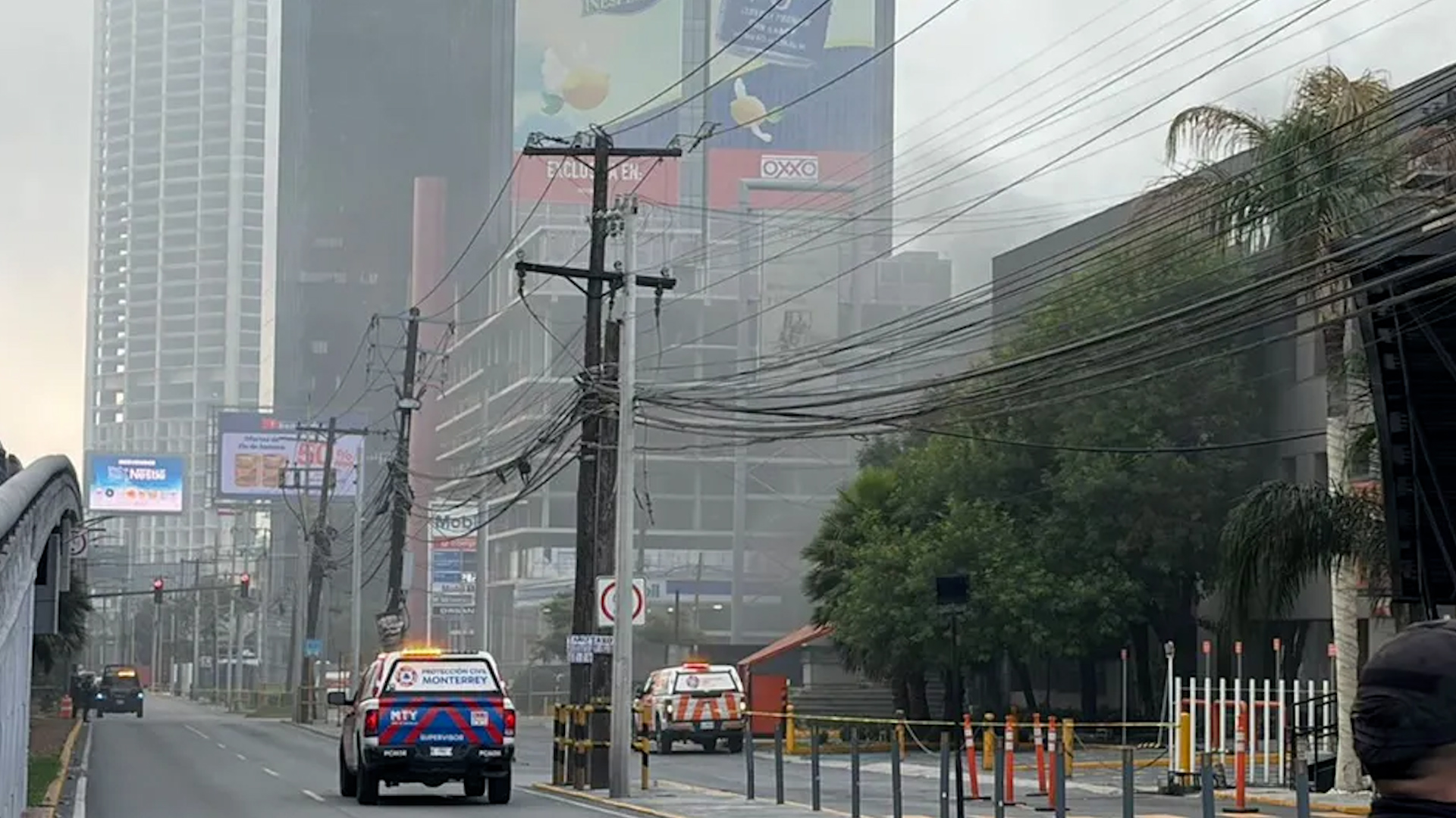 La falla en un transformador provocó un incendio en un banco de Monterrey y obligó a evacuar a decenas de personas.