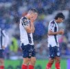 Sergio Canales lamentándose tras la derrota de Rayados con Pachuca.