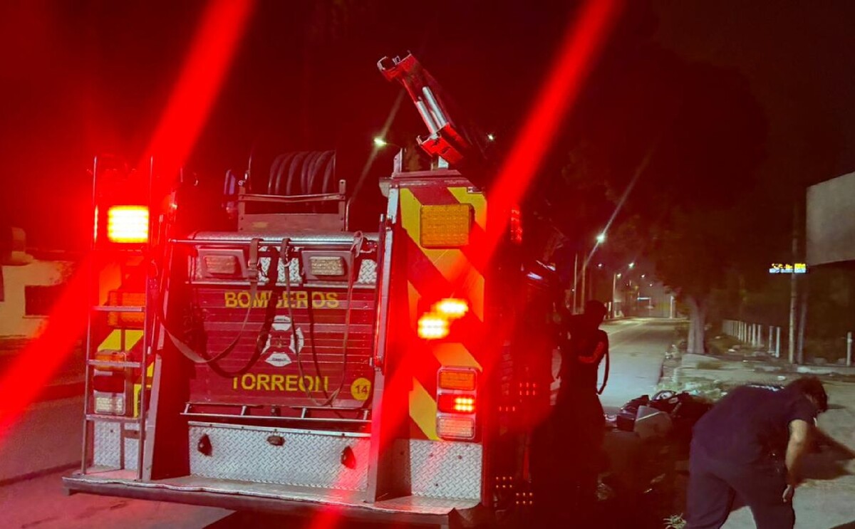 bomberos atendiendo reporte en Torreón.