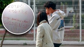 Estudiantes caminando junto a una imagen de una amenaza de tiroteo.