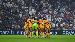 Jugadoras de Tigres Femenil previo a un partido ante Rayadas en el Gigante de Acero.