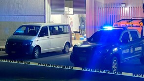 Patrulla de policía y vehículo forense en una escena del crimen en Puebla.