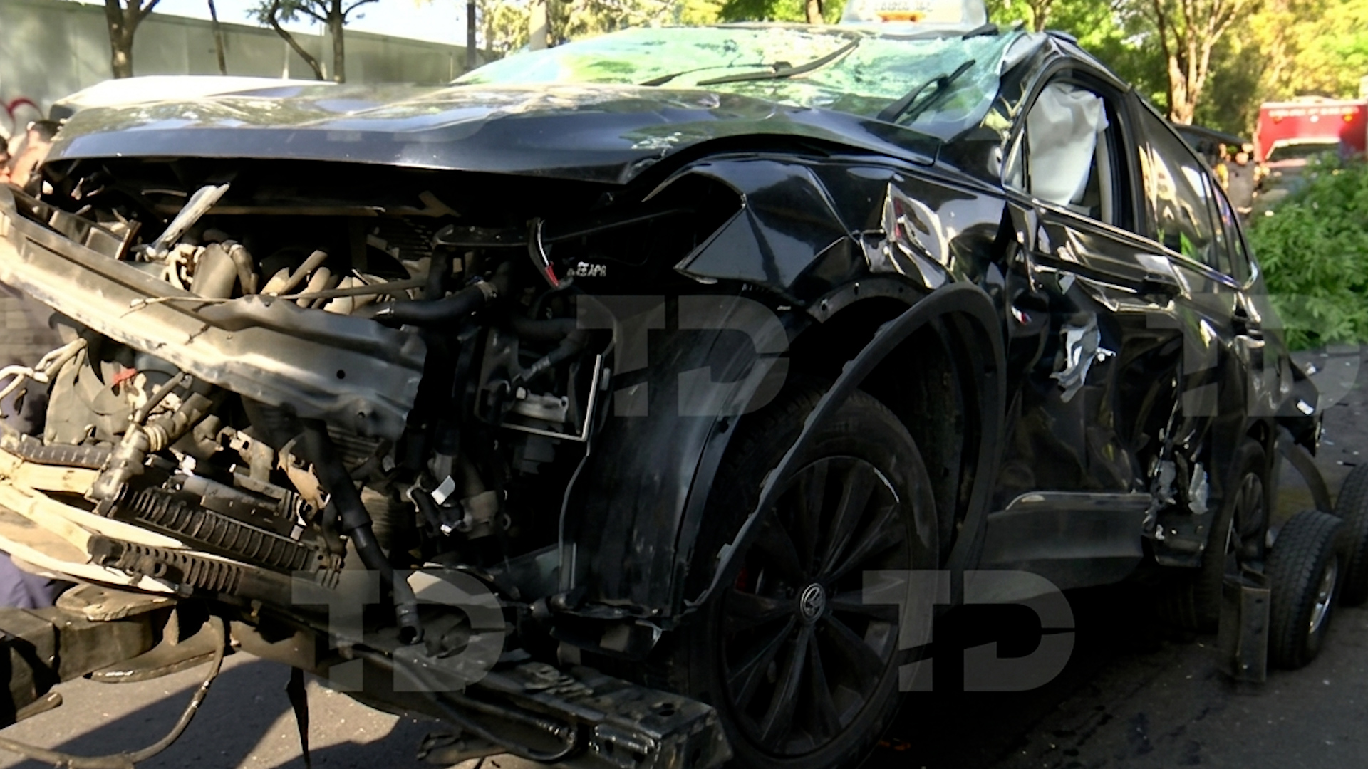 Una camioneta y un tráiler se vieron involucrado en el percance donde al menos dos personas resultaron lesionadas.